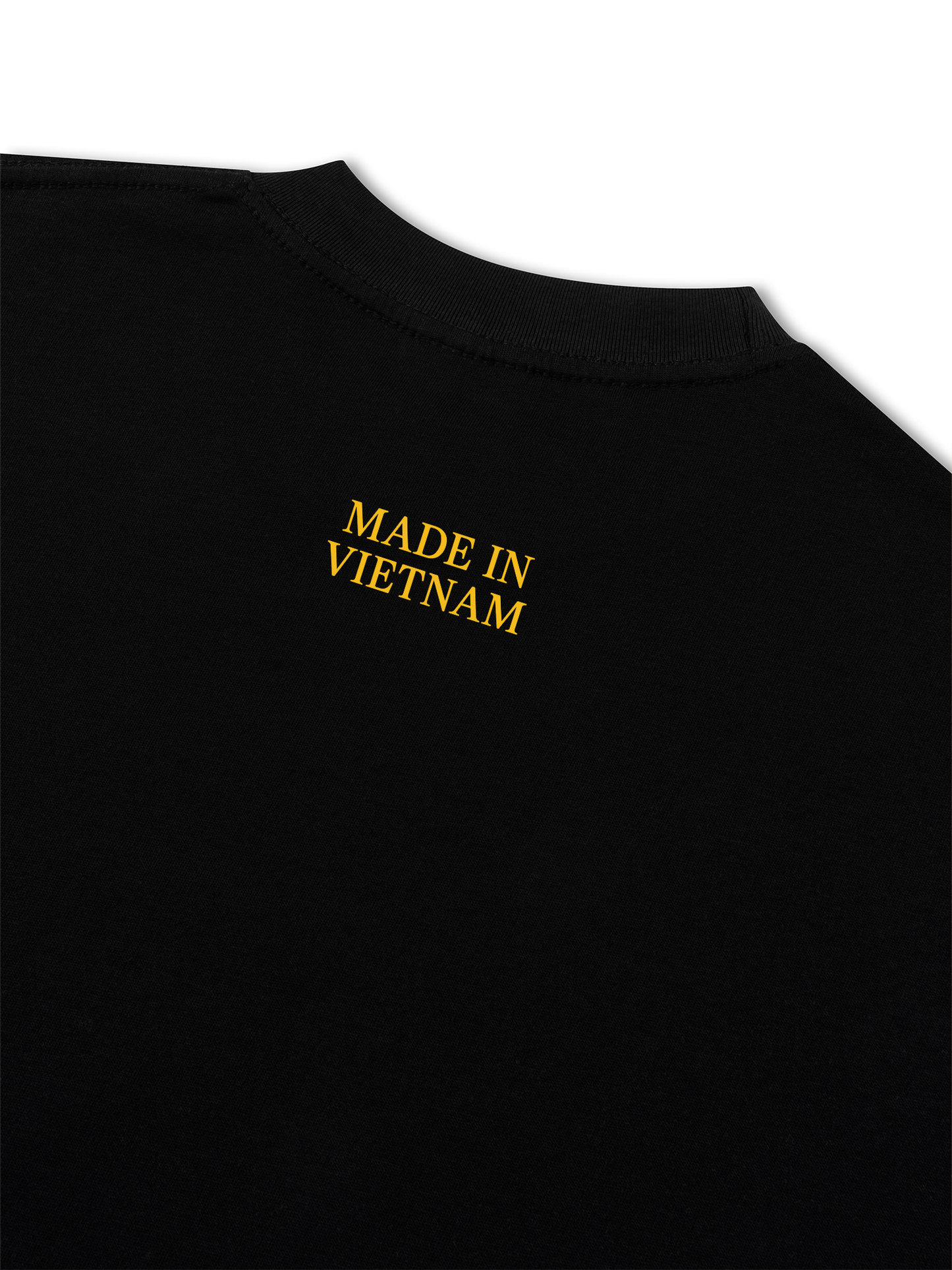 Áo Thun Relaxed Fit Tem Máu Đỏ Da Vàng