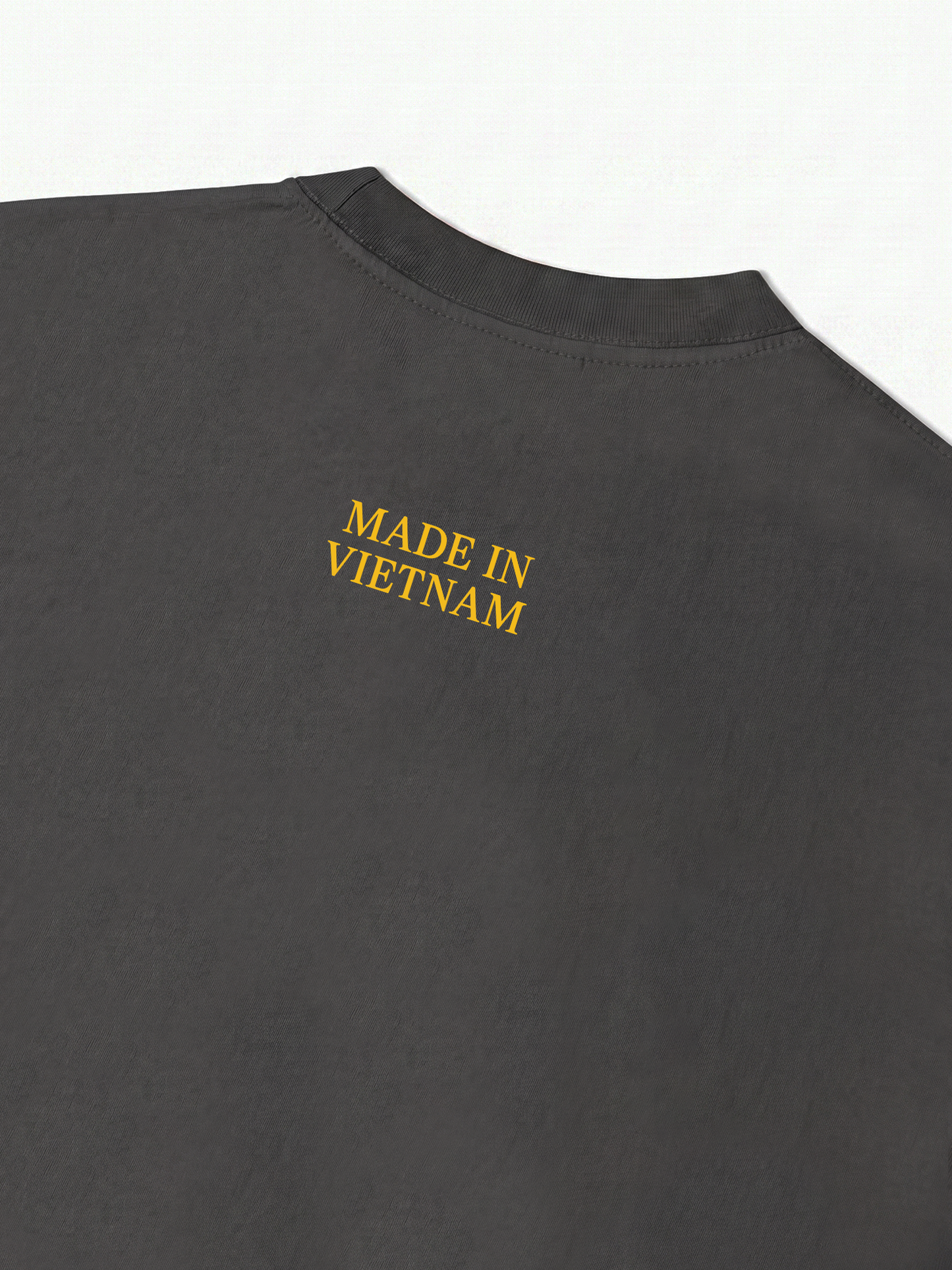 Áo Thun Relaxed Fit Tem Máu Đỏ Da Vàng