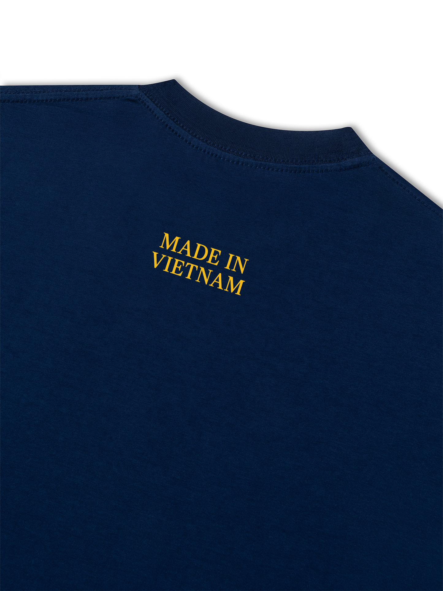 Áo Thun Relaxed Fit Tem Máu Đỏ Da Vàng