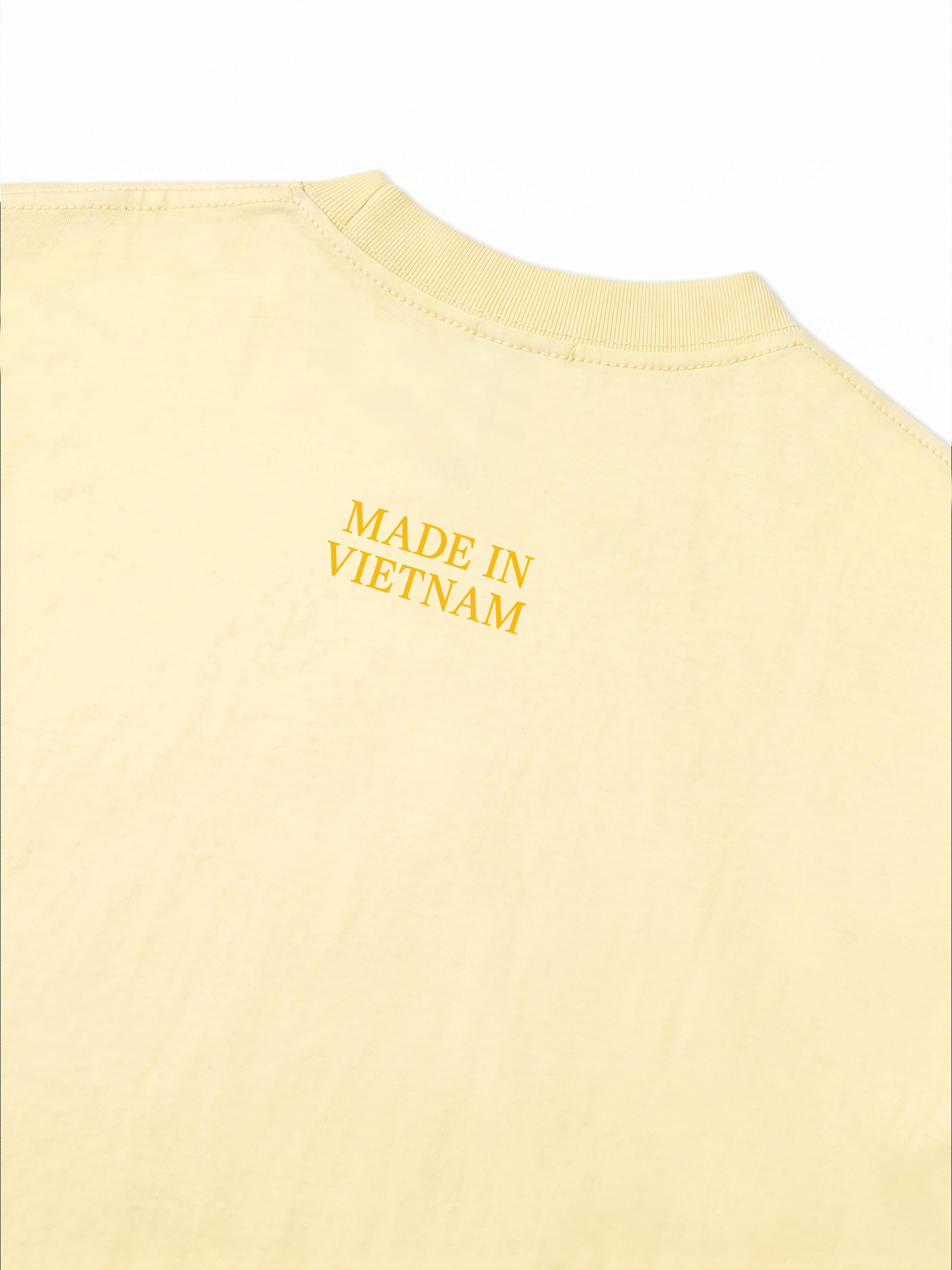 Áo Thun Relaxed Fit Tem Máu Đỏ Da Vàng